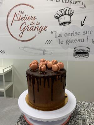 Drip ou Layer Cake avec macarons - De 10 à 20 parts - 3 parfums au choix