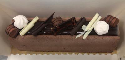 * Dessert de fêtes * Bûche Mousse chocolat avec insert pistache Base croustillante - de 6 à 14 personnes 