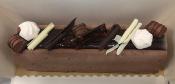 * Dessert de fêtes * Bûche Mousse chocolat avec insert pistache Base croustillante - de 6 à 14 personnes 