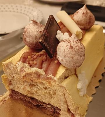 * Dessert de fêtes *  Bûche Mousse Caramel beurre salé Insert Pommes Base croustillante -  de 6 à 14 personnes 